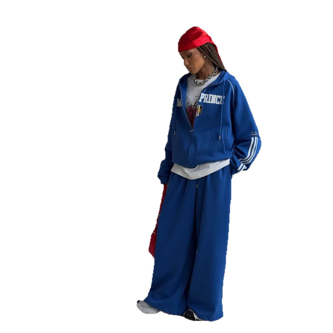 Kvinnesporty fritidssett med løst skjært hettegenser og løse bukser Skjora