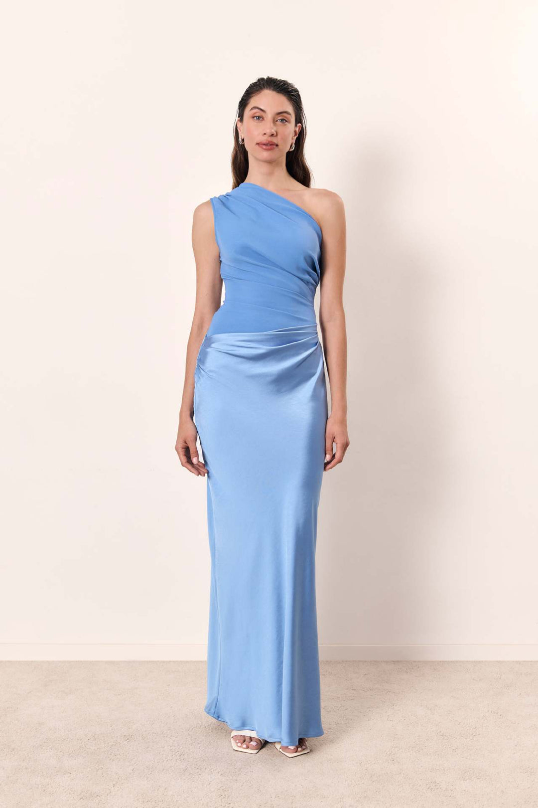 Dame elegant aftenkjole med asymmetrisk snitt og flytende design Skjora