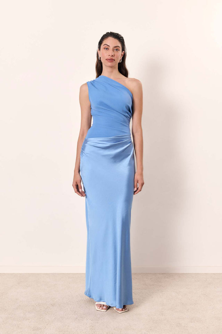 Dame elegant aftenkjole med asymmetrisk snitt og flytende design Skjora