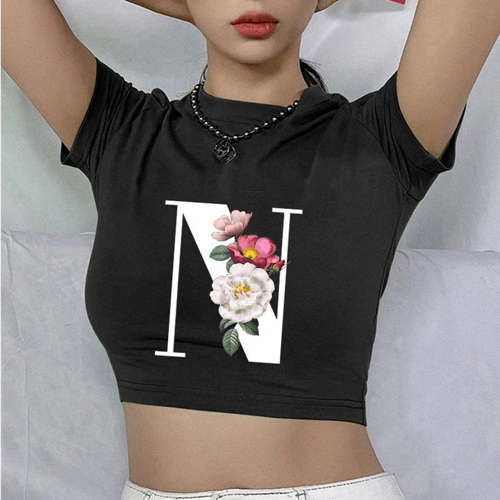 Dame cropped T-skjorte med blomstrede initialdesign Skjora