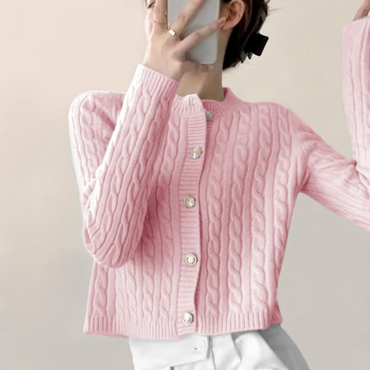 Kvinnens chunky strikk cardigan med knappeåpning og vakkert kabelmønster Skjora