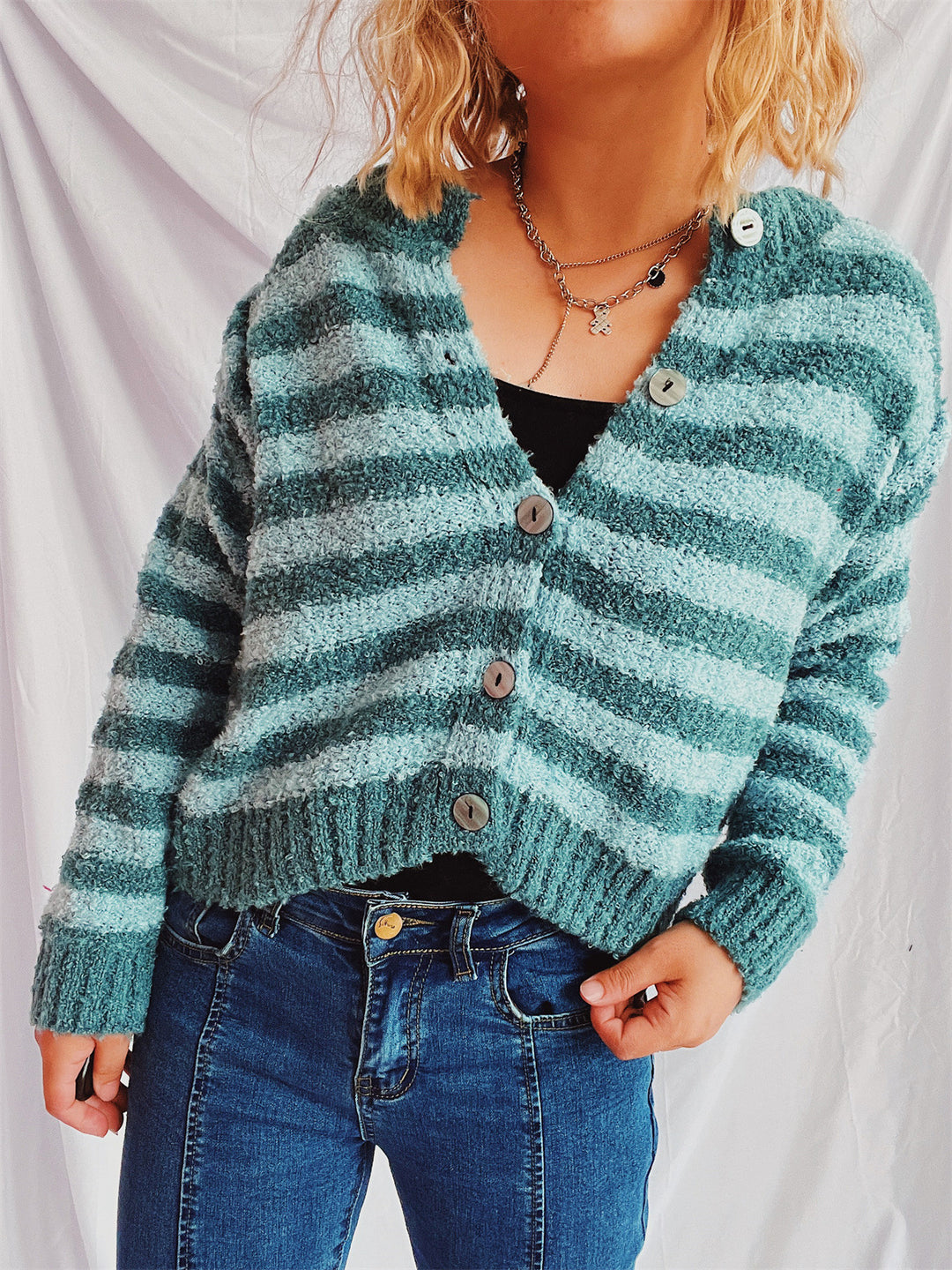 Dame koselig cardigan med moderne striper og knappe detaljer Skjora