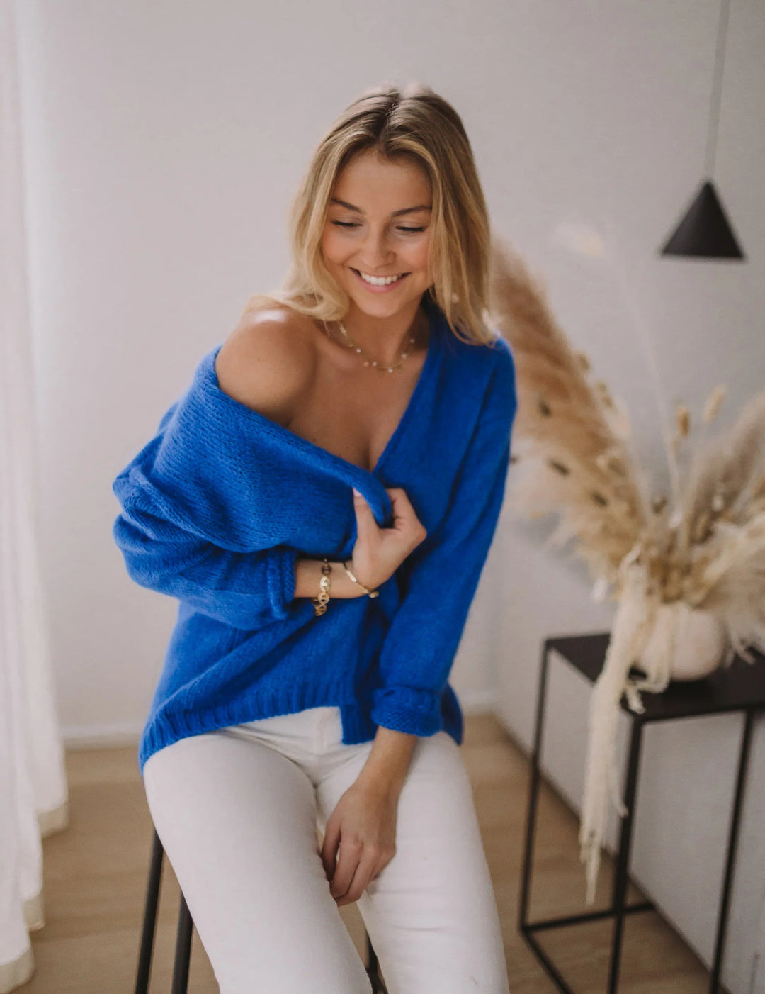 Kvinne cozy oversized genser med dyp V-hals og myk tekstur Skjora