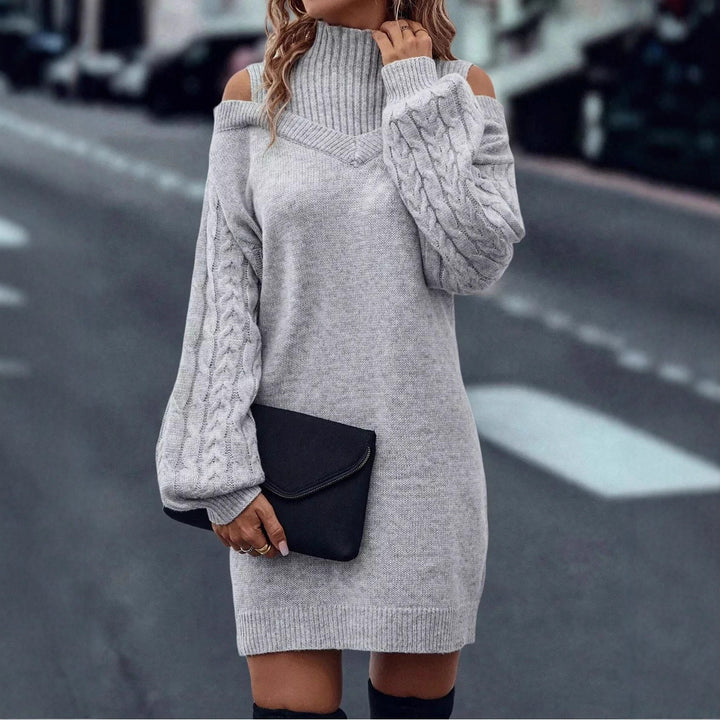 Kvinnes strikkjole med asymmetrisk off-shoulder design og voluminøse ermer Skjora