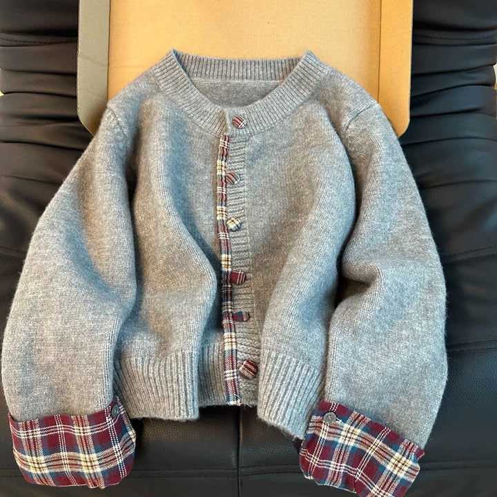 Kvinnens fashionable cardigan med sjakkmønster og praktiske knapper Skjora