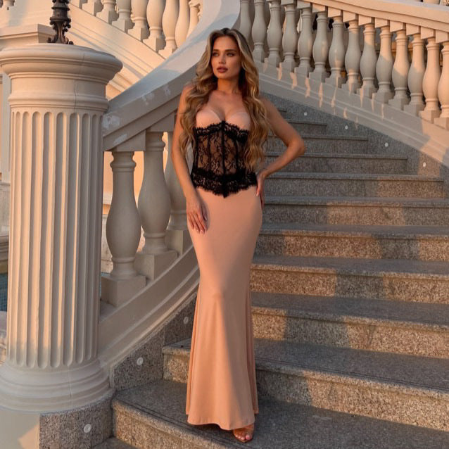 Dame aftenkjole med elegant bustier og blomstret spetstop.