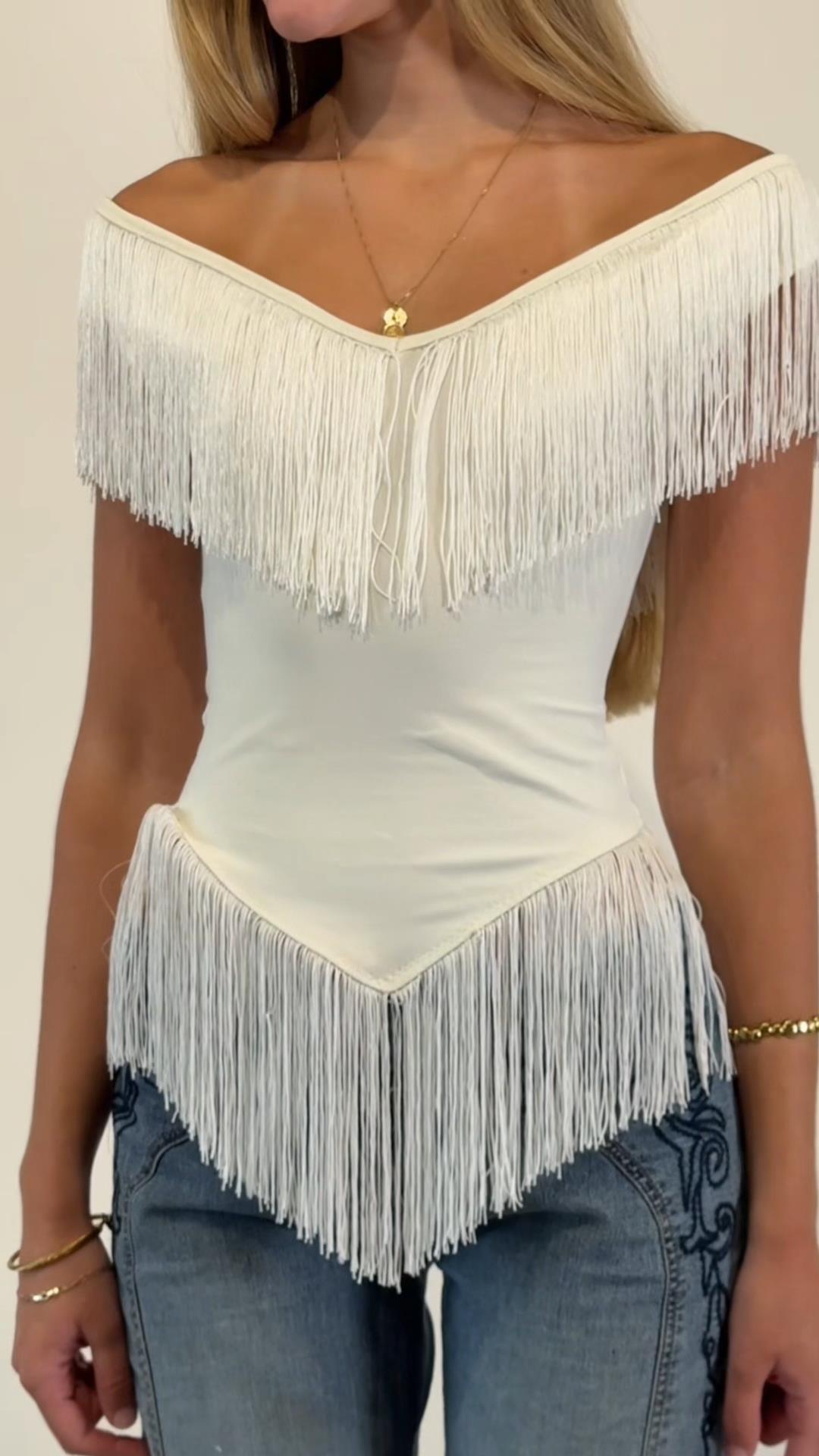 Dame Top med frynsete detalj og off-shoulder-design Skjora