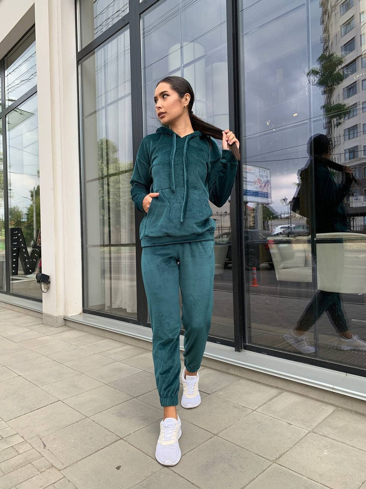 Kvinnelig sporty velour lounge sett med hette og behagelig elastisk midjebånd Skjora