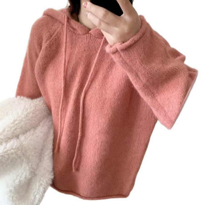Dame koselig hettegenser laget av mykt fleece-materiale med kengurulomme Skjora