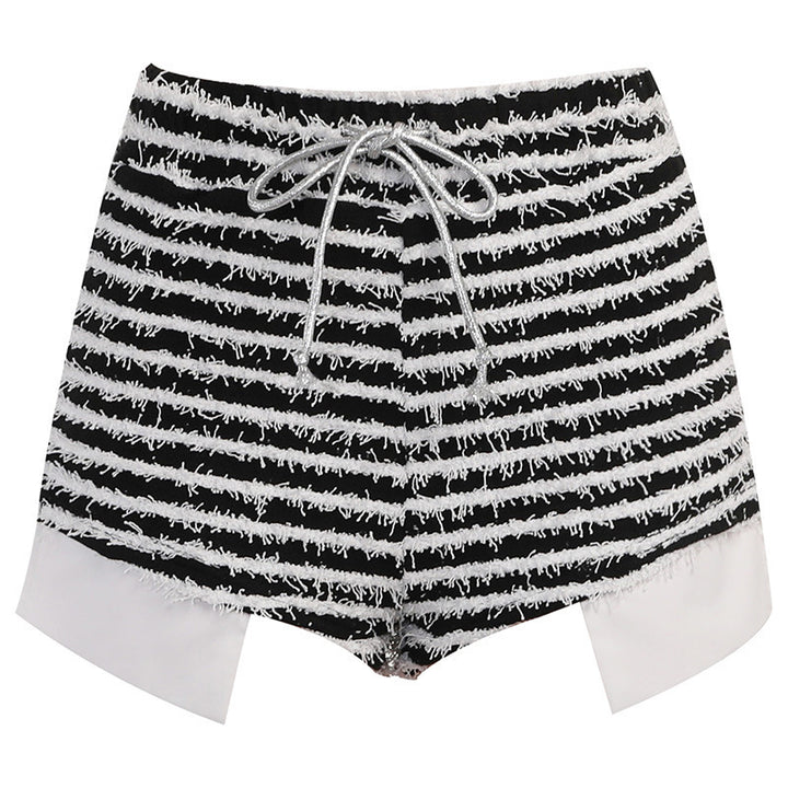 Kvinnenes moteshorts med innovativ snitt og trendy kontrastaksenter