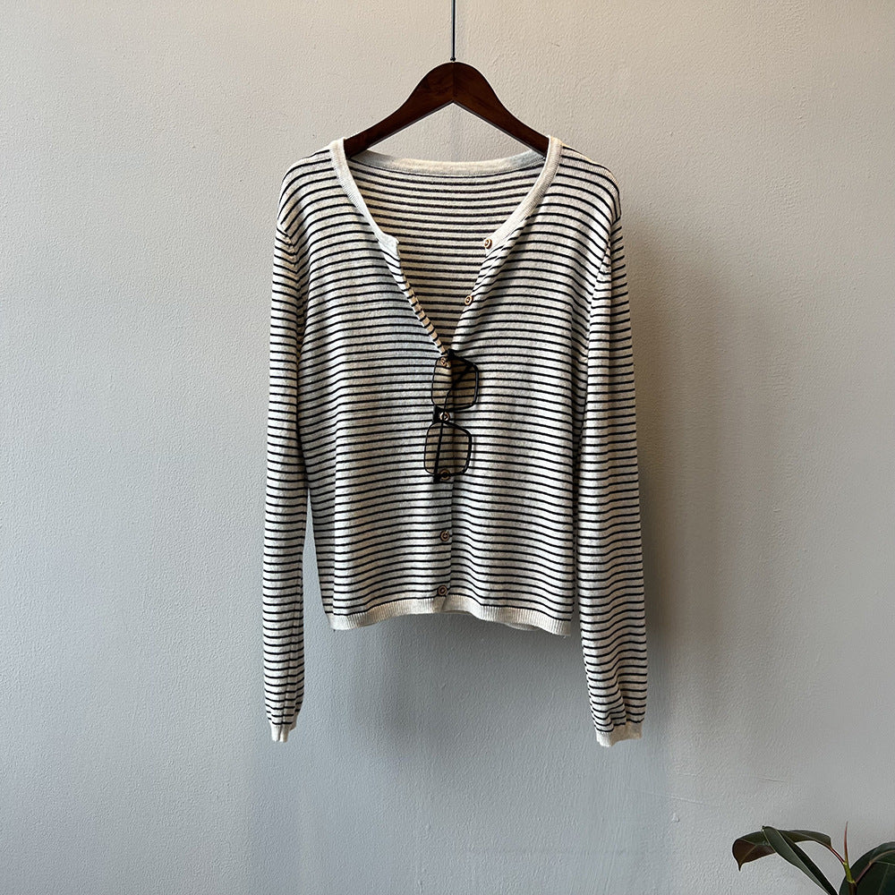 Kvinne langermet skjorte med maritim stripe mønster og knapplukking Skjora