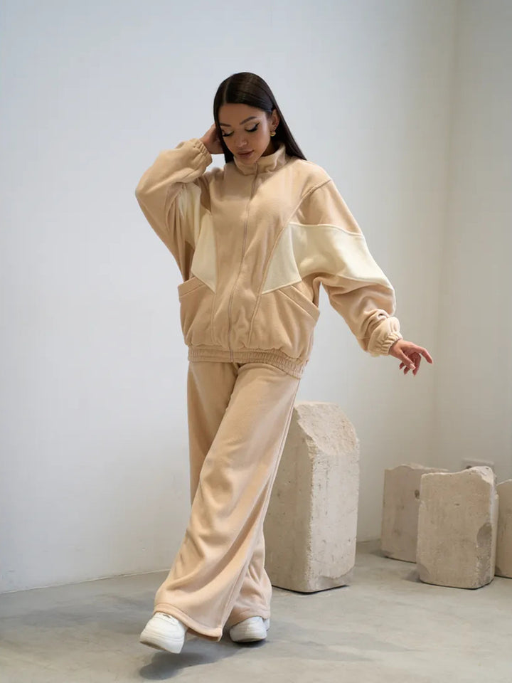 Damer avslappet fleece drakt med sporty passform og store lommer Skjora