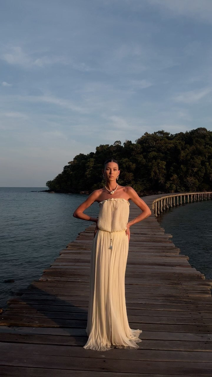 Kvinnens elegante maxi kjole med flytende chiffon og avkuttet skulder