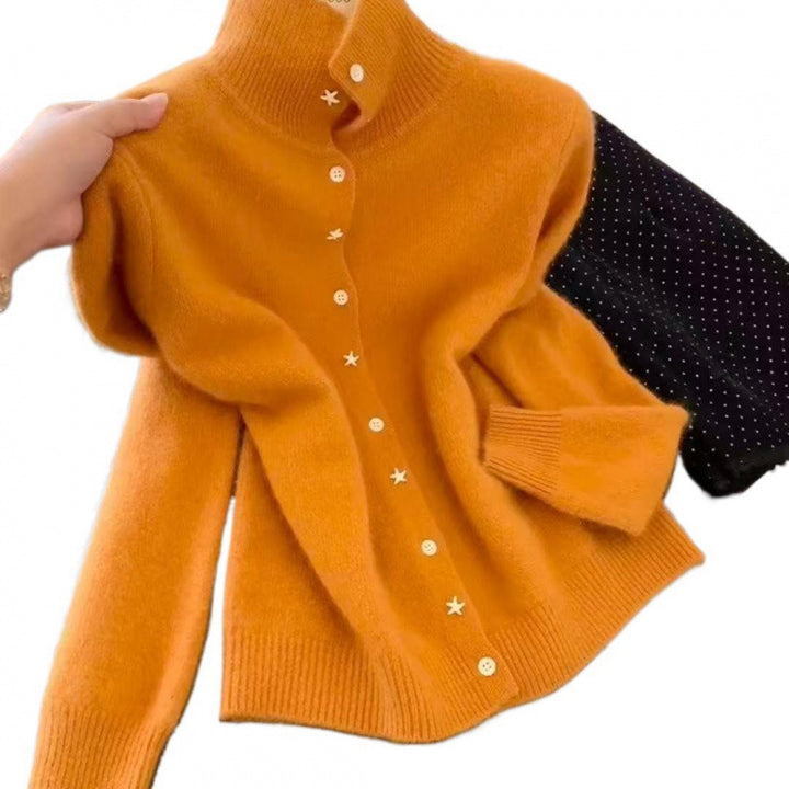 Kvinnenes elegante cardigan med høy krage og stjernemønstret detaljer Skjora