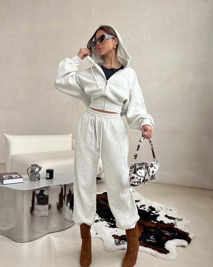 Kvinnelig komfortabel og elegant loungewear-sett med hettegenser og vide bukser Skjora