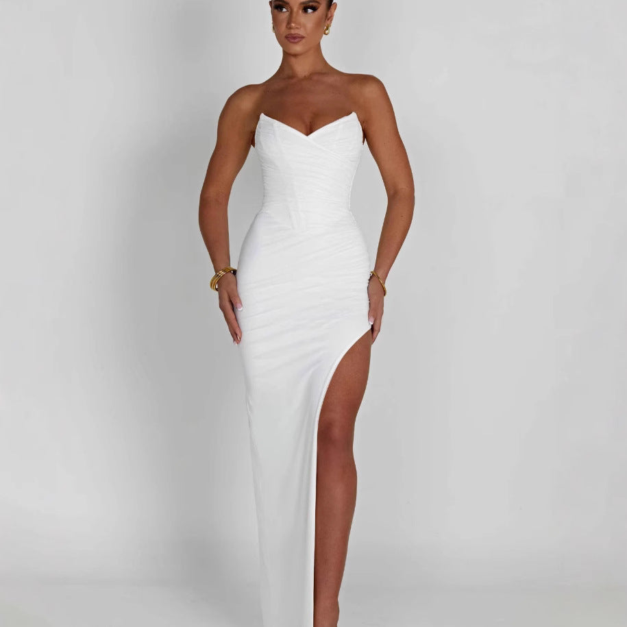 Kvinnens elegante maxi-kjole med smal passform og sexy splittdesign