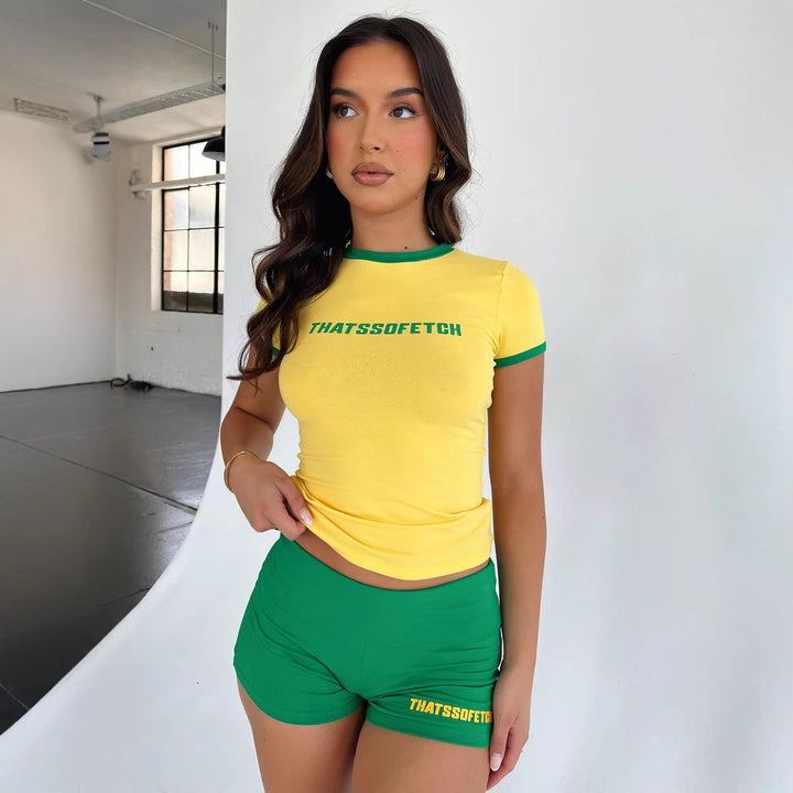 Dame Sporty T-skjorte og shorts-sett med iøynefallende logo Skjora