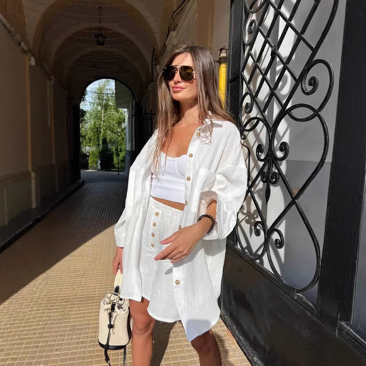 Kvinnelig uformell kortermet sett med oversized skjorte og komfortable shorts