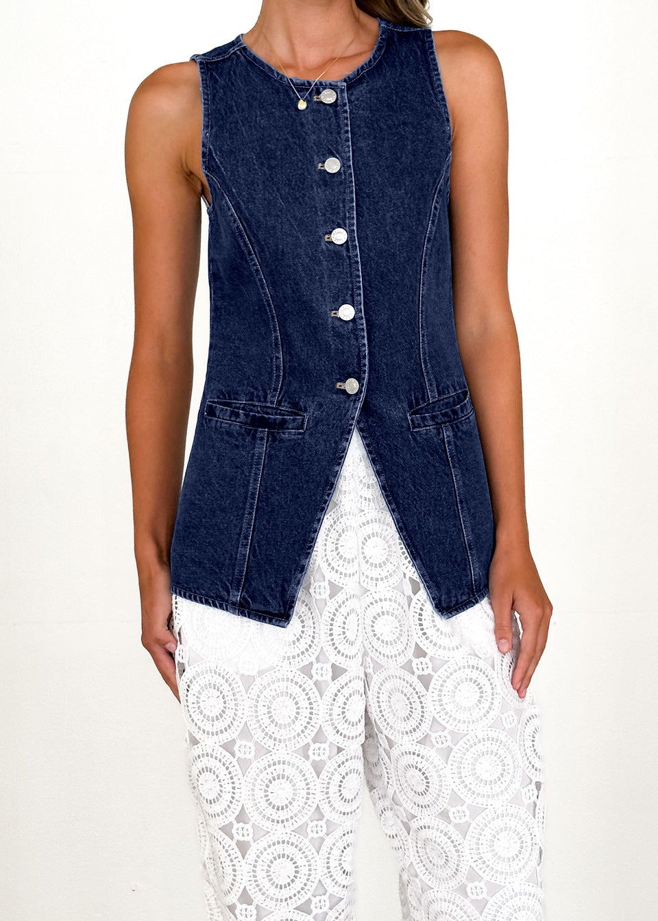 Kvinnes jeans vest i en moderne passform og praktiske lommer