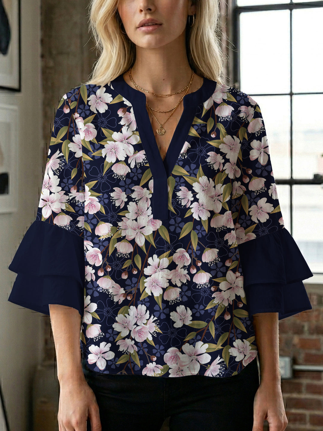 Damebluse med voluminøse ermer og blomsterdesign Skjora