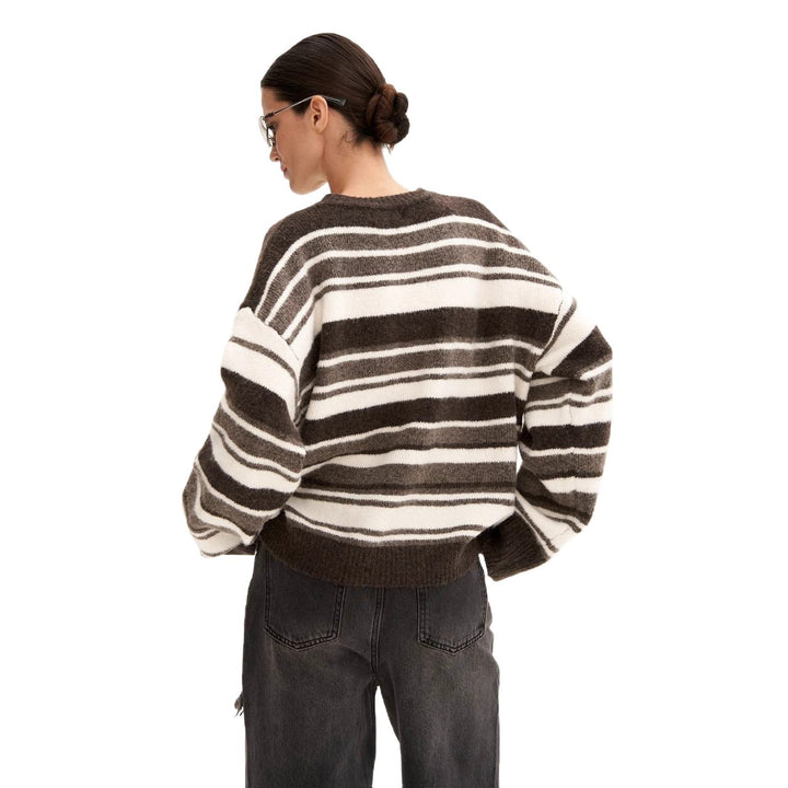 Kvinnes oversized stripete genser laget av mykt materiale Skjora