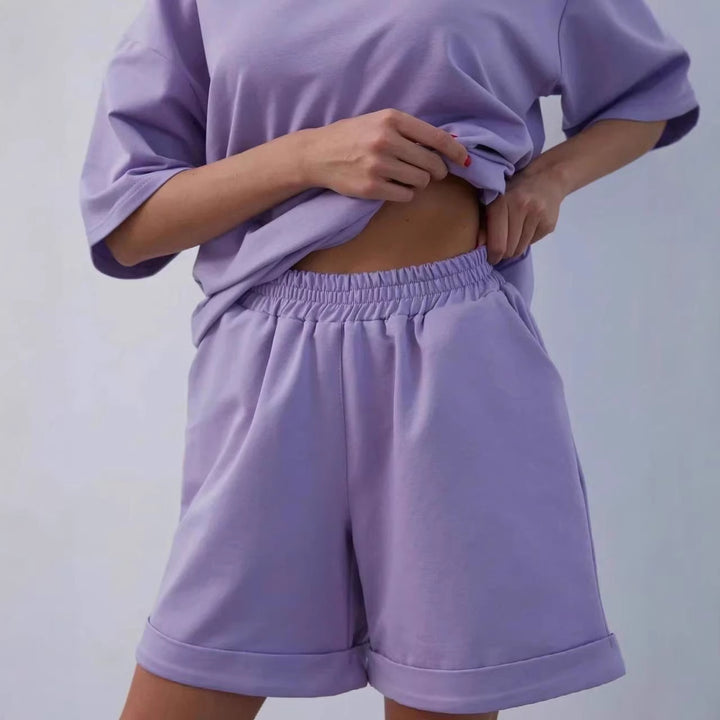Kvinnens uformelle loungedrakt med oversized t-skjorte og shorts Skjora