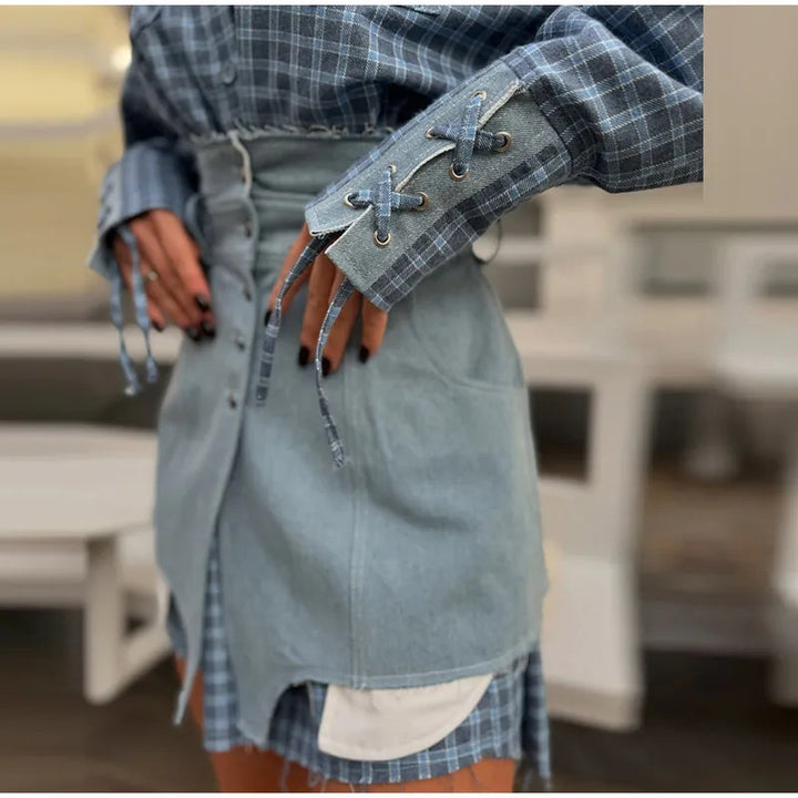 Kvinnelig rutet skjorte med denimkjole og beltedetaljer Skjora