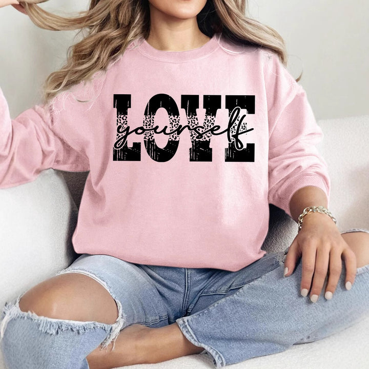 Kvinne genser med kreativ LOVE lettering og avslappet passform Skjora