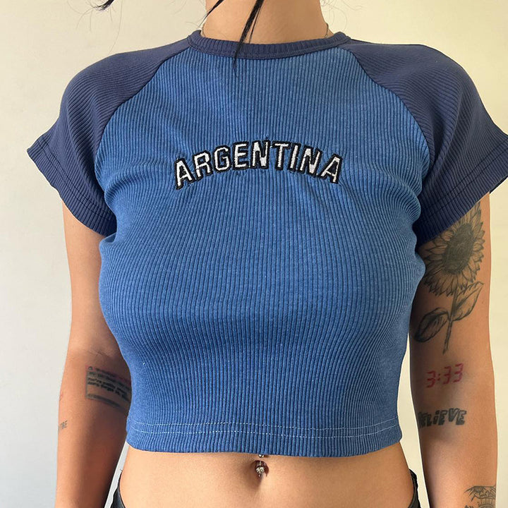 Dame cropped T-skjorte med brodert tekst Skjora