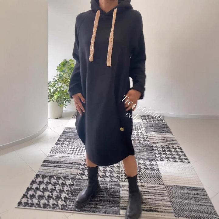 Dame hoodie kjole i en avslappet oversized stil med glitrende detaljer Skjora