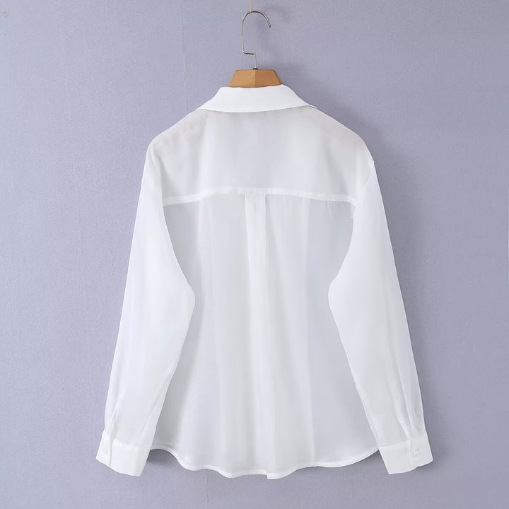 Damebluse i luftig mikrofiber med elegant krage og knappestolpe Skjora