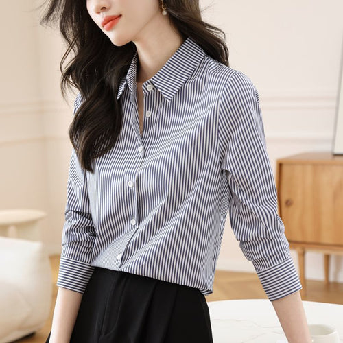 Kvinne stripete bluse med elegant krage Skjora