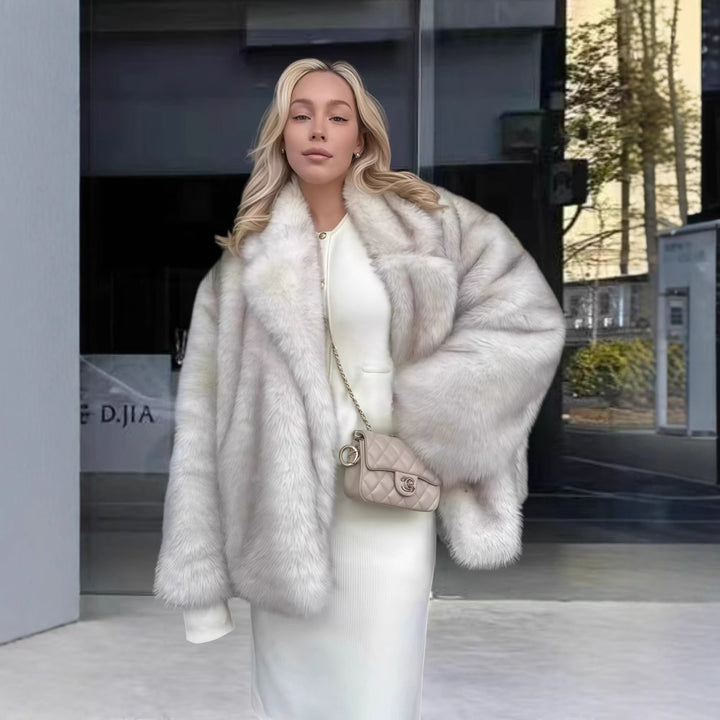 Kvinnens fleece-fur jakke med glitrende detaljer og voluminøs snitt