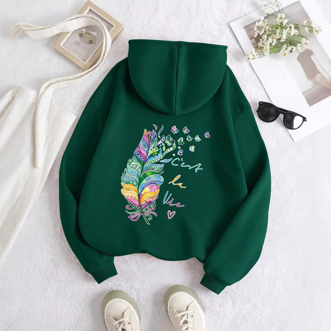 Dame avslappet hettegenser med fargerikt fjærdesign og inspirerende tekst Skjora