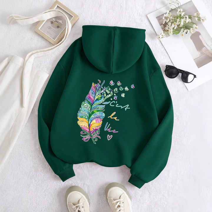 Dame avslappet hettegenser med fargerikt fjærdesign og inspirerende tekst Skjora