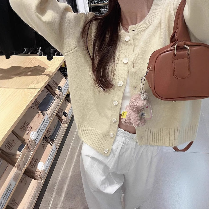 Kvinnes elegant kortermet cardigan med knappe-detaljer og fin vev Skjora