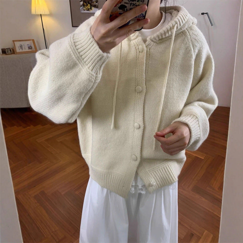 Kvinnens koselige oversized cardigan med hette og knappe detaljer Skjora