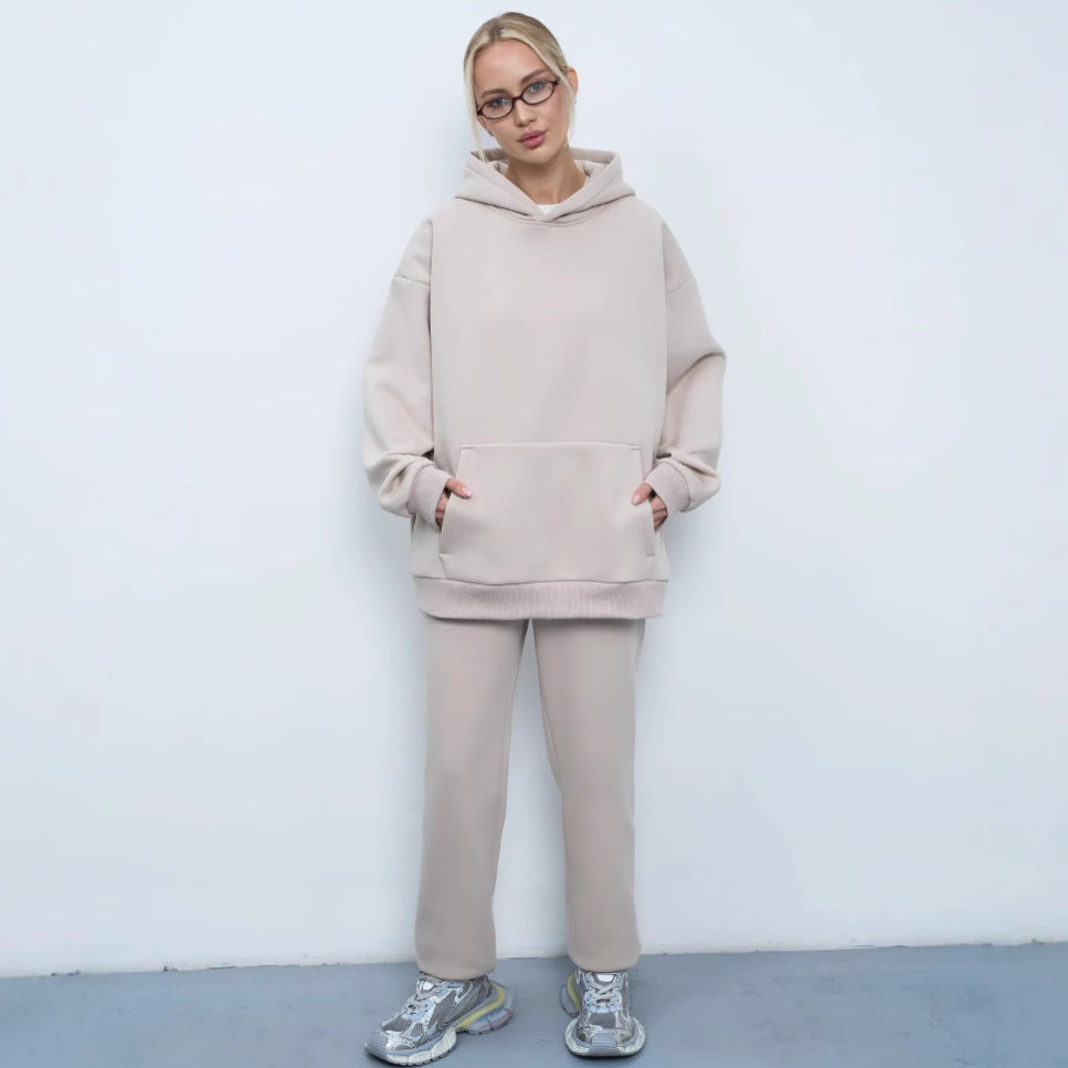 Kvinnes oversized hettegenser og komfortable joggebukser i moderne design