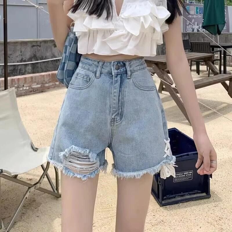 Dame denimshorts med trendy ødelagte detaljer og håndlagde høydepunkter