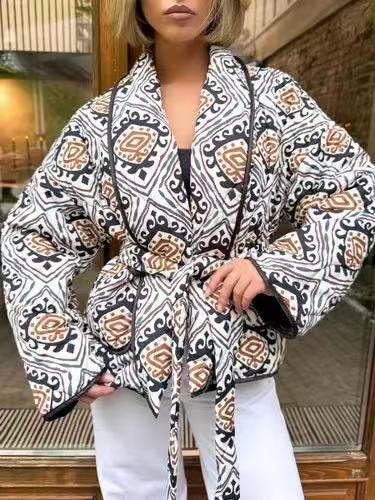 Kvinne Elegant mønstret quiltet jakke med midje belte og vid skåret ermer Skjora
