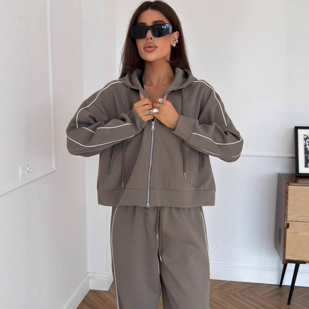 Kvinnelig sporty hettegensere og vide joggebukser sett med glidelås Skjora
