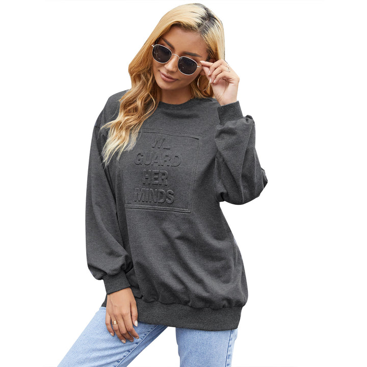 Dame avslappet hettegenser med elegant rund hals og dekorativt trykk Skjora