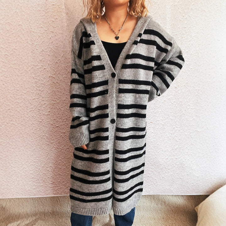 Kvinnens koselige strikkekardigan med høy krage og trendy stripete mønster Skjora