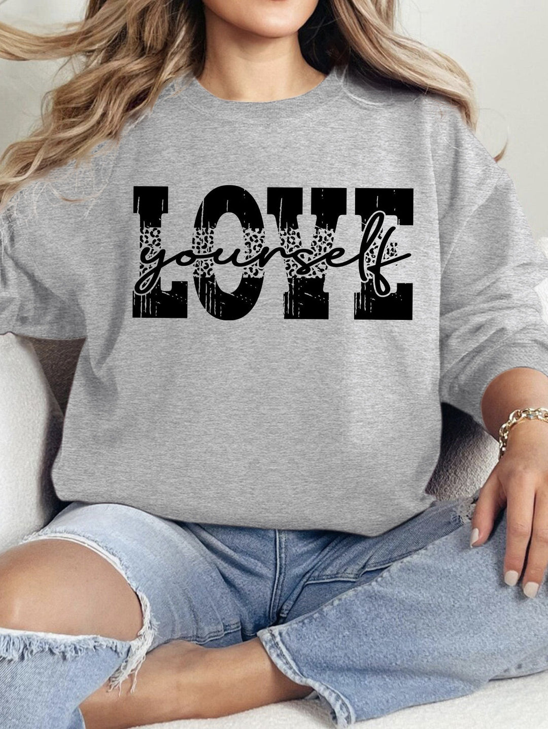 Kvinne genser med kreativ LOVE lettering og avslappet passform Skjora