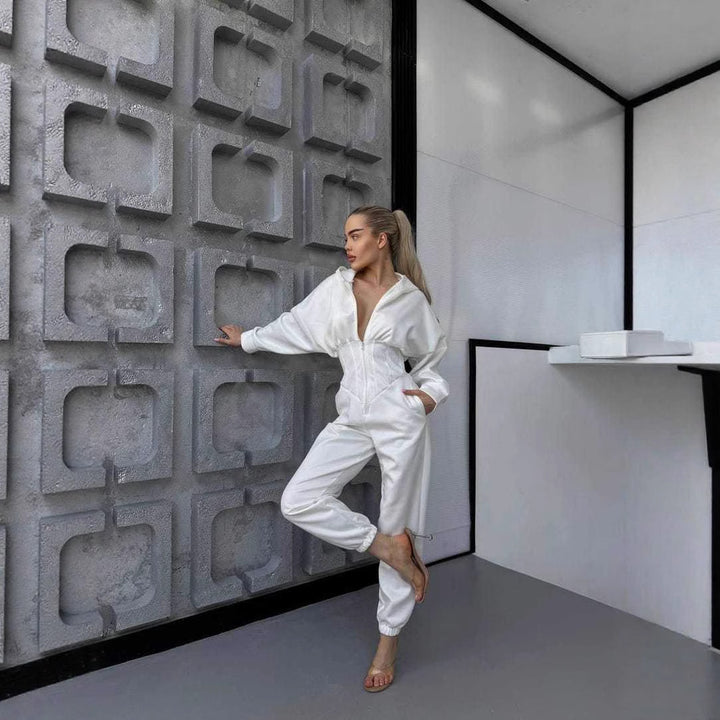 Dame jumpsuit med dyp utringning og hette Skjora