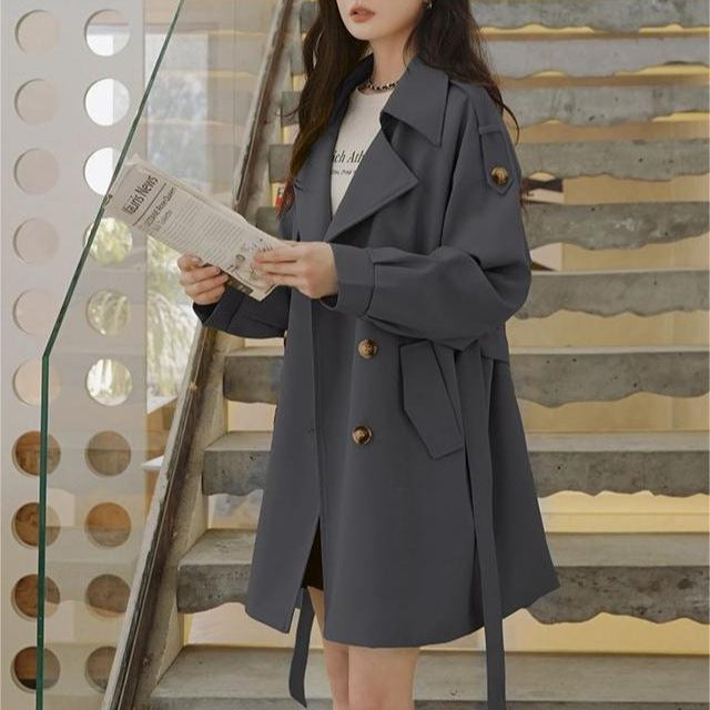 Damer casual trench coat med belte og klassiske knappdetaljer Skjora