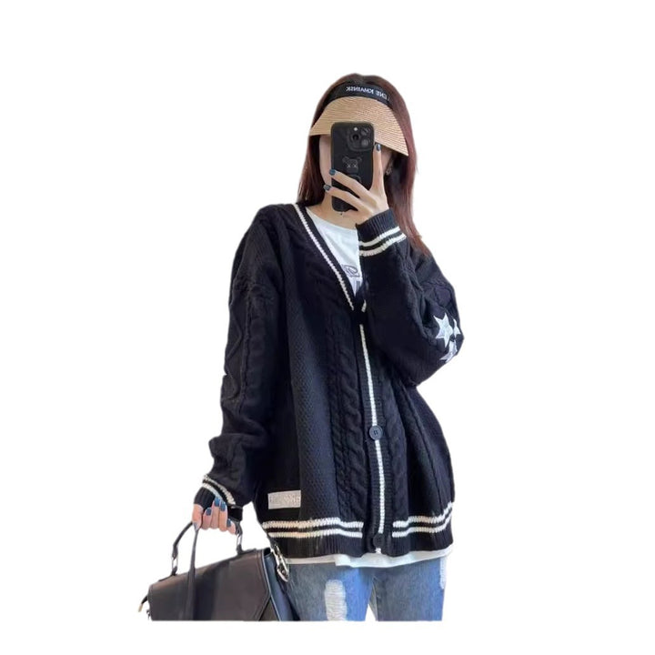Kvinnens chunky strikket cardigan med moderne kabelmønster og elegante knappedetaljer Skjora