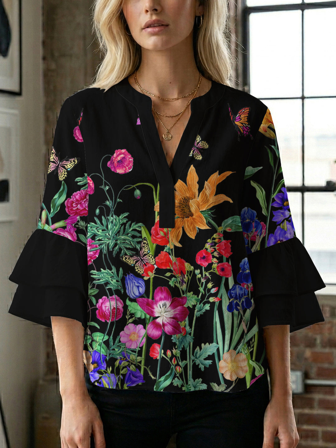 Dame uformell bluse med volangerm og botanisk trykk Skjora