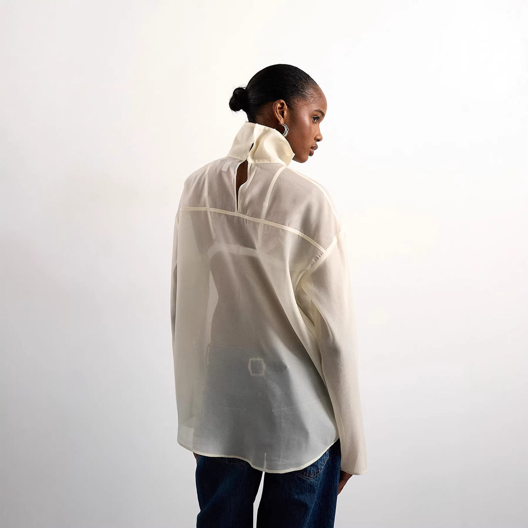 Dame Elegant bluse laget av gjennomsiktig stoff med stående krage Skjora