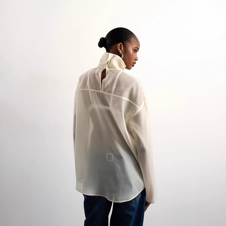 Dame Elegant bluse laget av gjennomsiktig stoff med stående krage Skjora